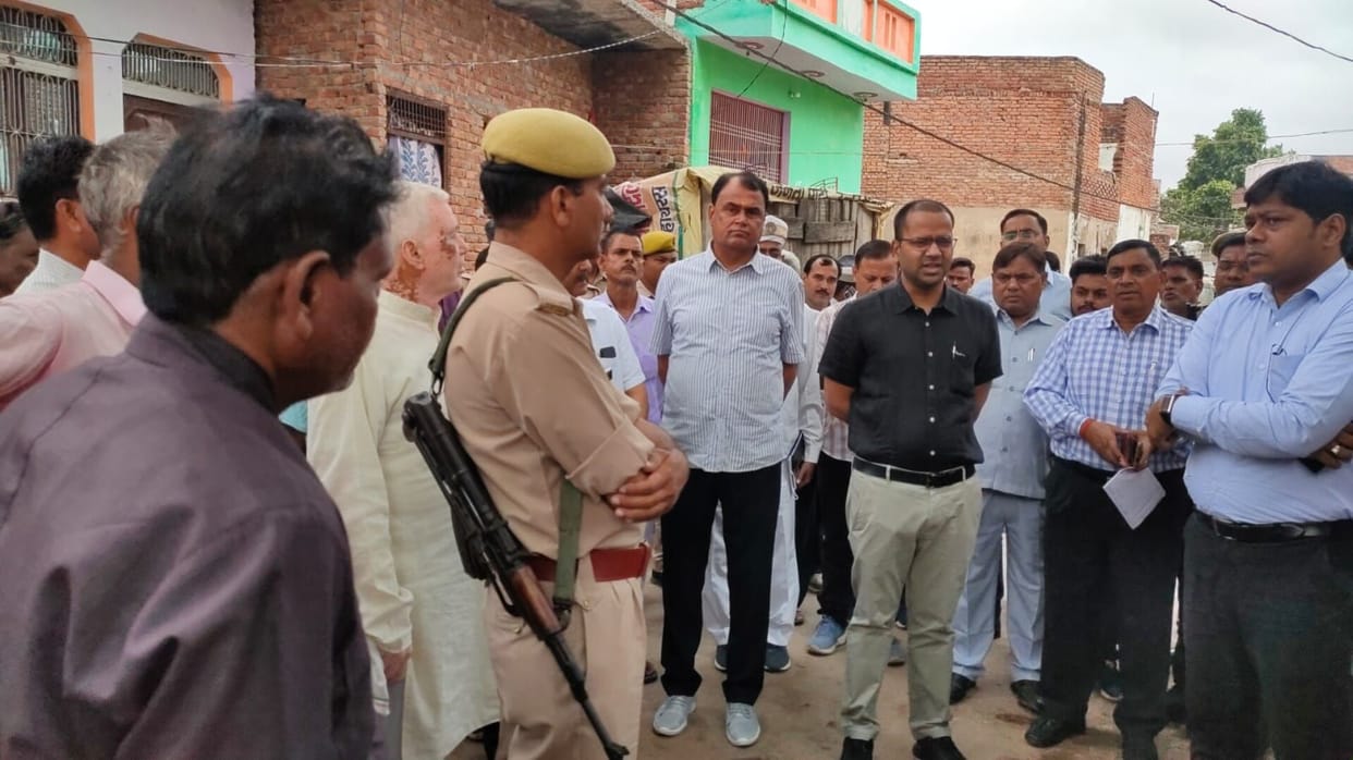Hathras: Six more pigs died, DM visited to know the situation