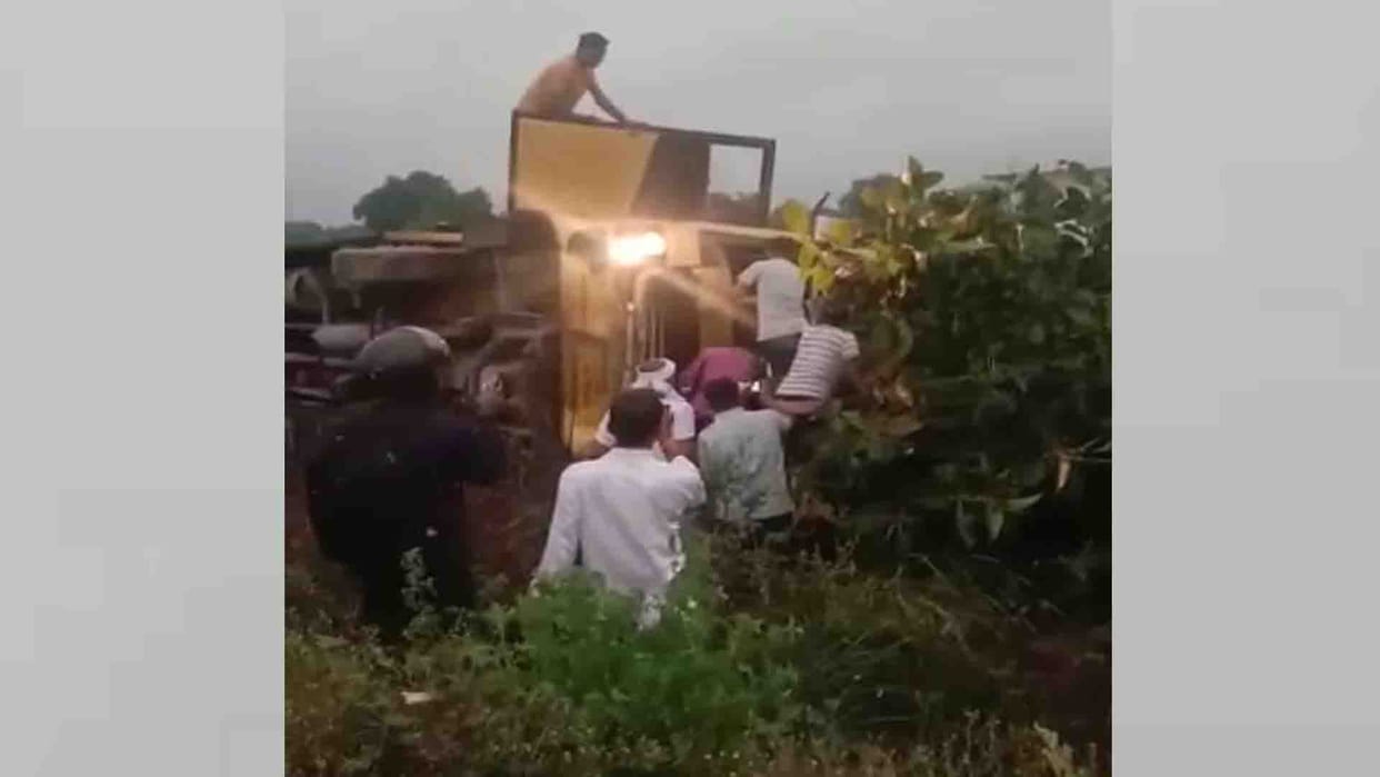 Kanpur Dehat: Private luxury bus overturned uncontrollably, three passengers injured