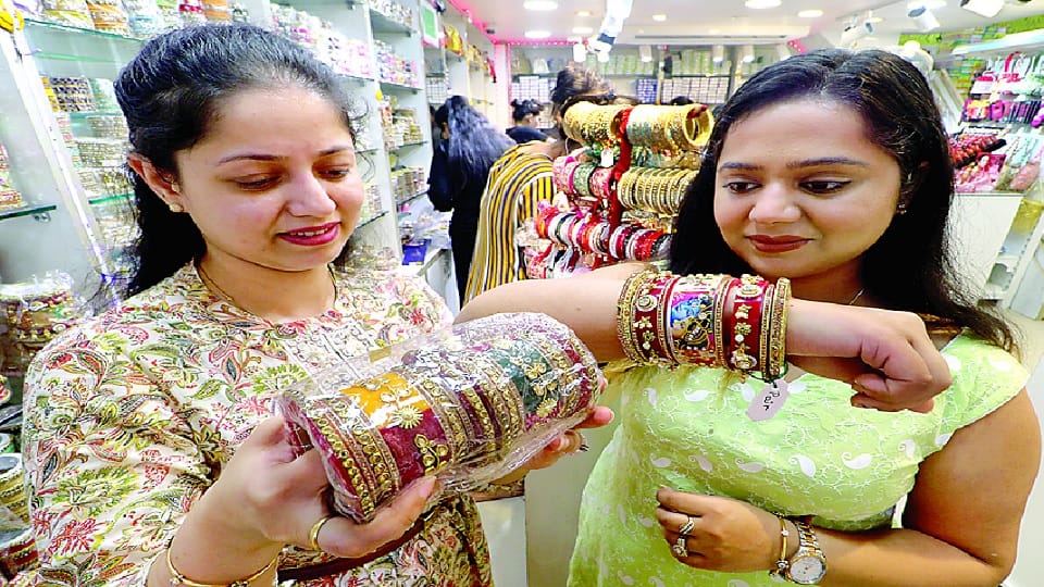 Karvachauth: Banaras-Jaipur and Kolkata saris are pleasing to women in Jammu