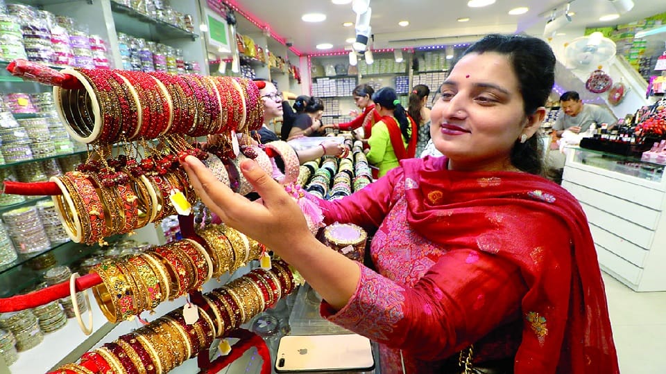 Karvachauth: Banaras-Jaipur and Kolkata saris are pleasing to women in Jammu