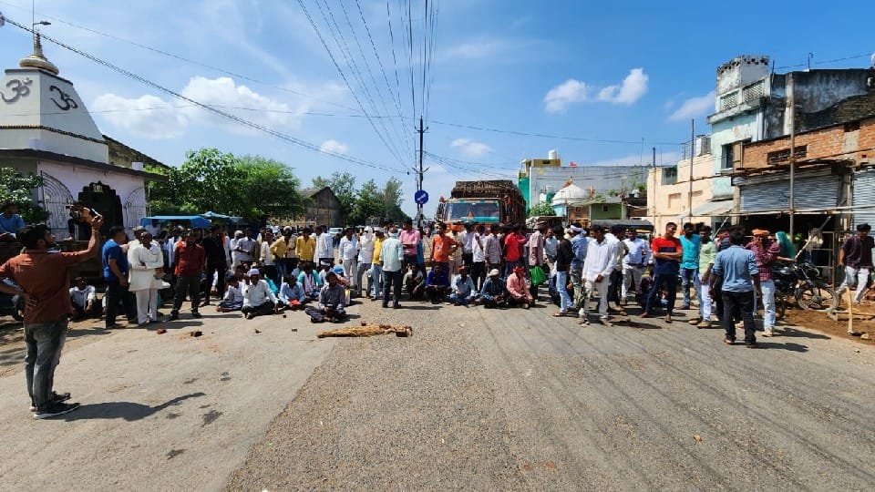 Villagers jam the Damoh-Sagar State Highway