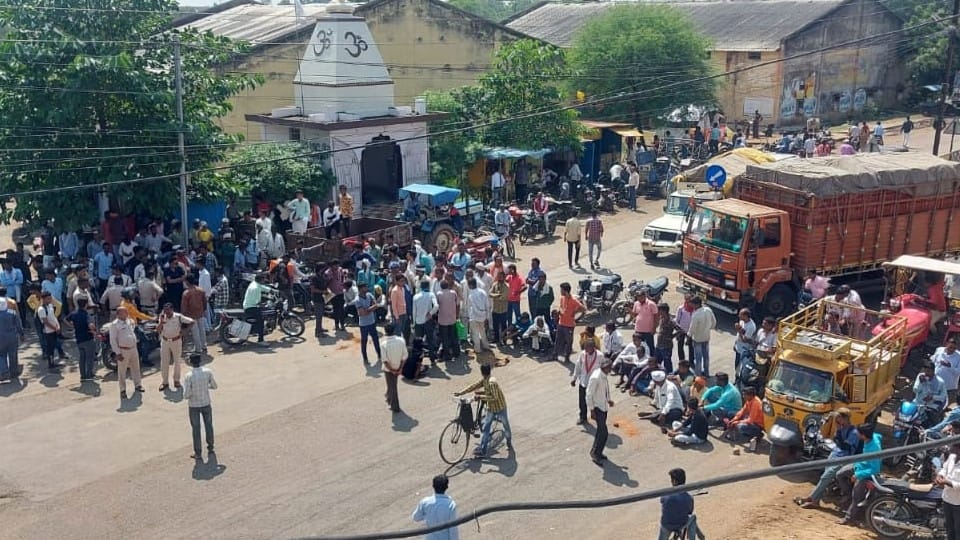 Villagers jam the Damoh-Sagar State Highway