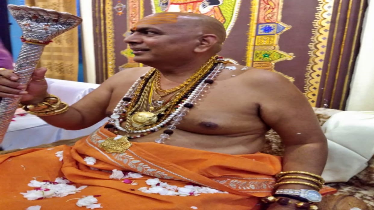Crowds gathered to see Baba wearing gold in Shivpuri