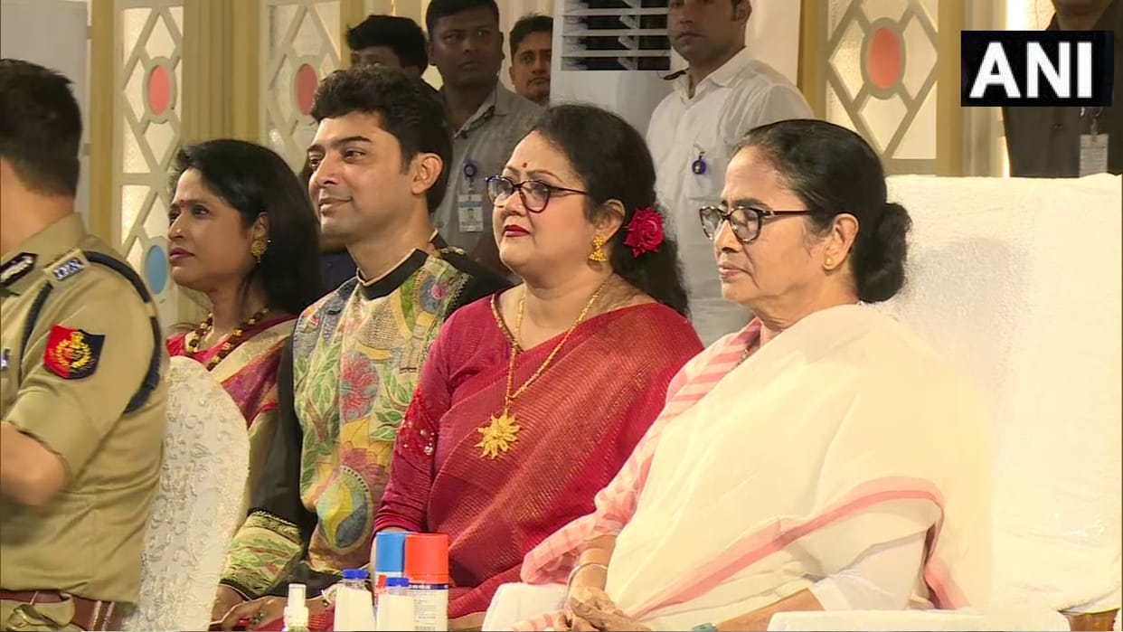 West Bengal CM Mamata Banerjee attends Durga Puja Carnival in Kolkata Latest News Update