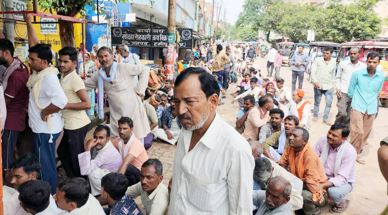 Hamirpur: Manure distributed under police guard, farmers returned disappointed