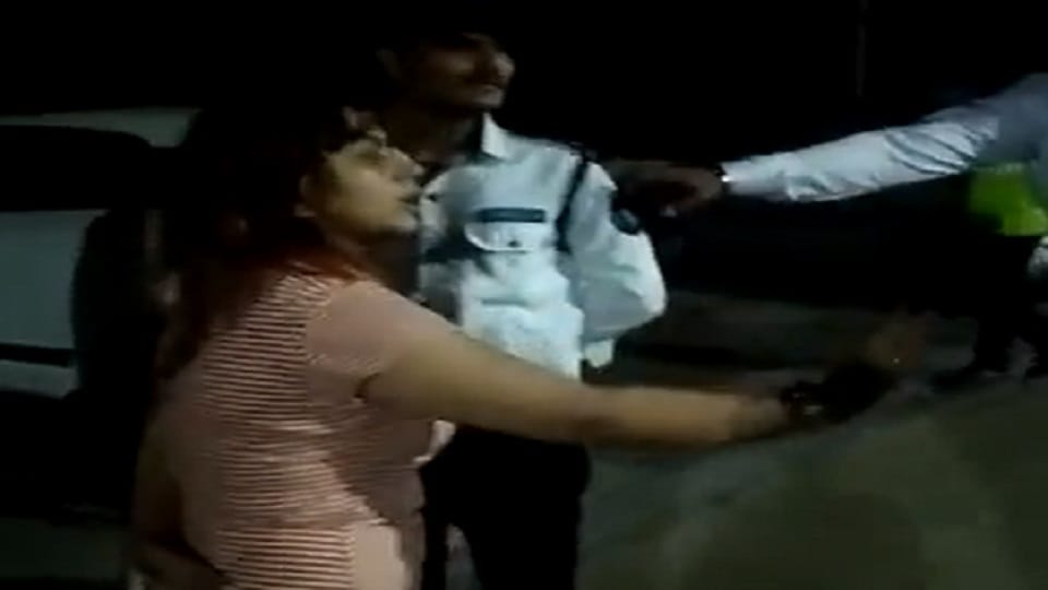 noida girl misbehave with guard in ajnara homes society