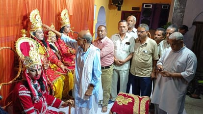 परमठ मंदिर में भगवान श्रीराम का तिलक करते महंत ओमकारनाथ व मौजूद कमेटी के सदस्य। संवाद