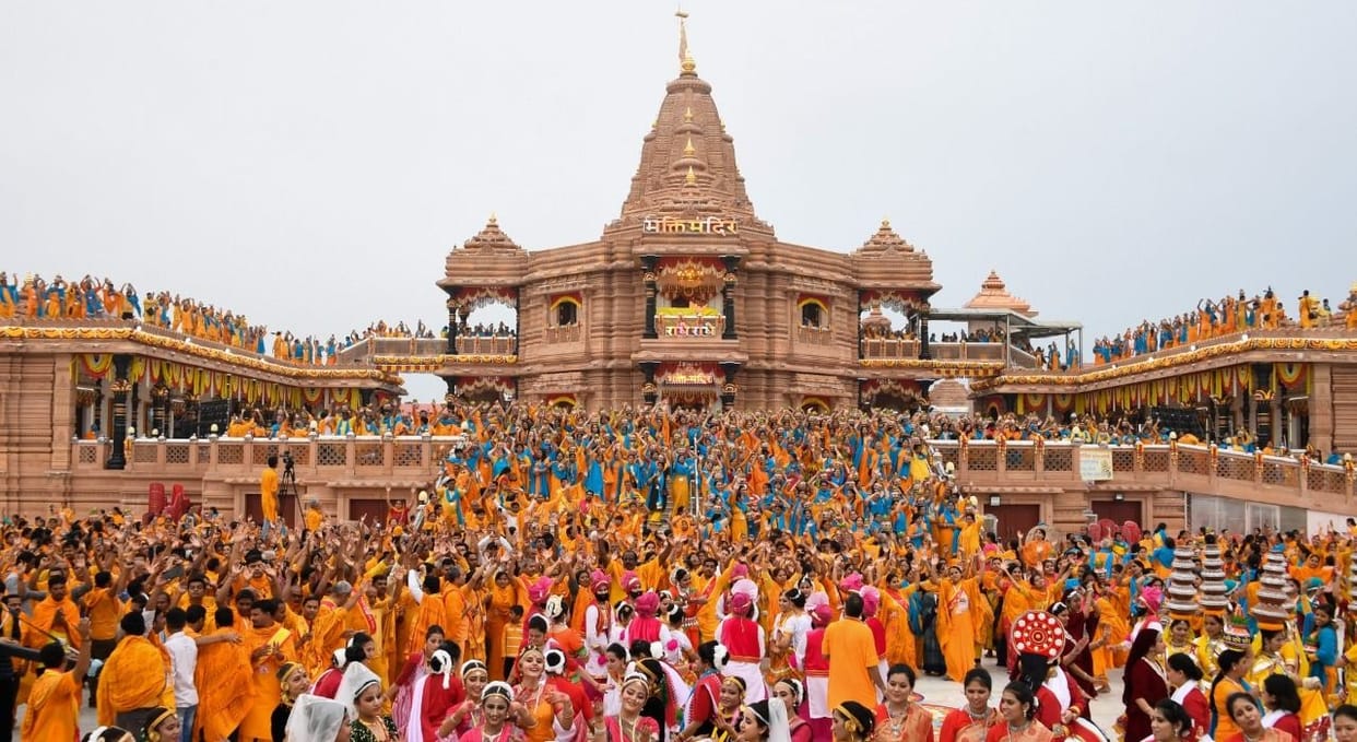 The ocean of love filled in Gagar, the immortality of Jagadguru bathed in Bhaktiras