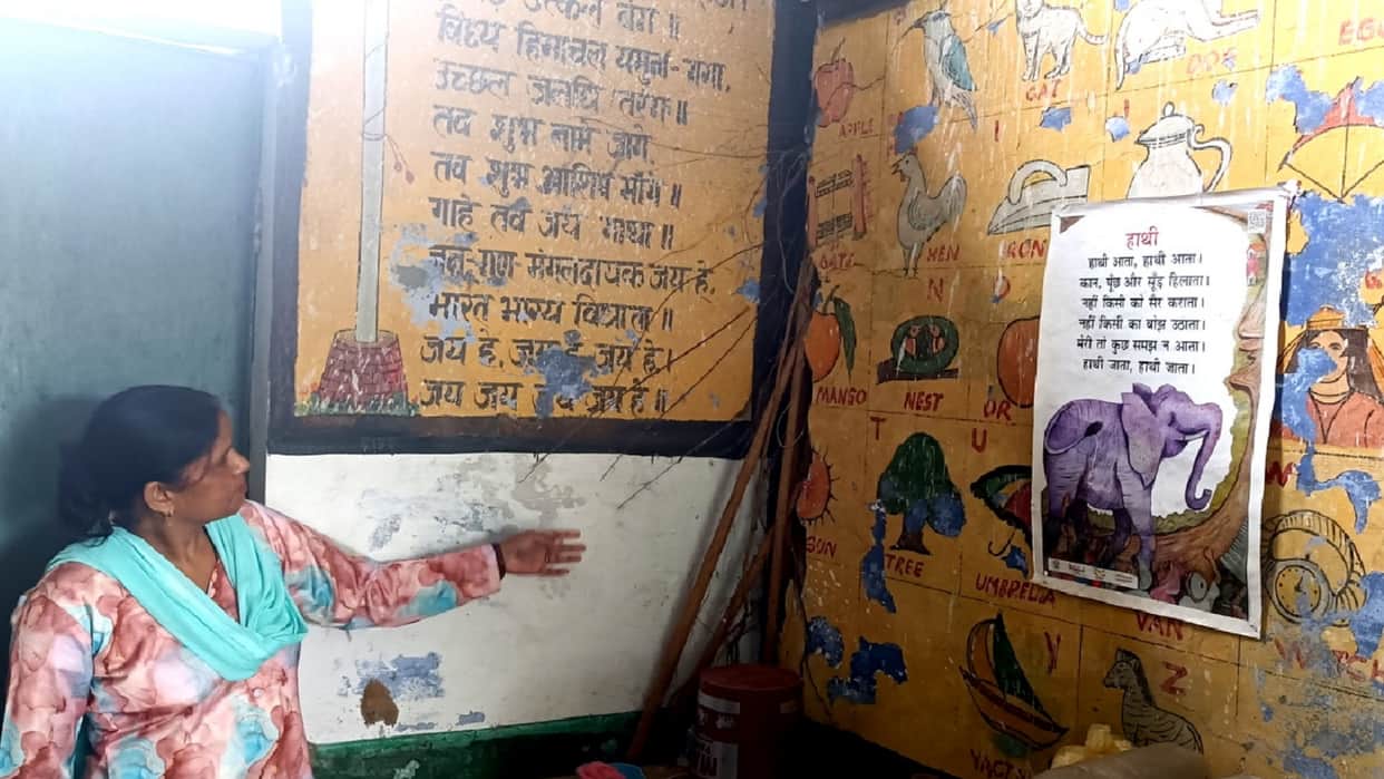 Baghpat: Students are studing in dilapidated schools, broken walls and trees coming out of the