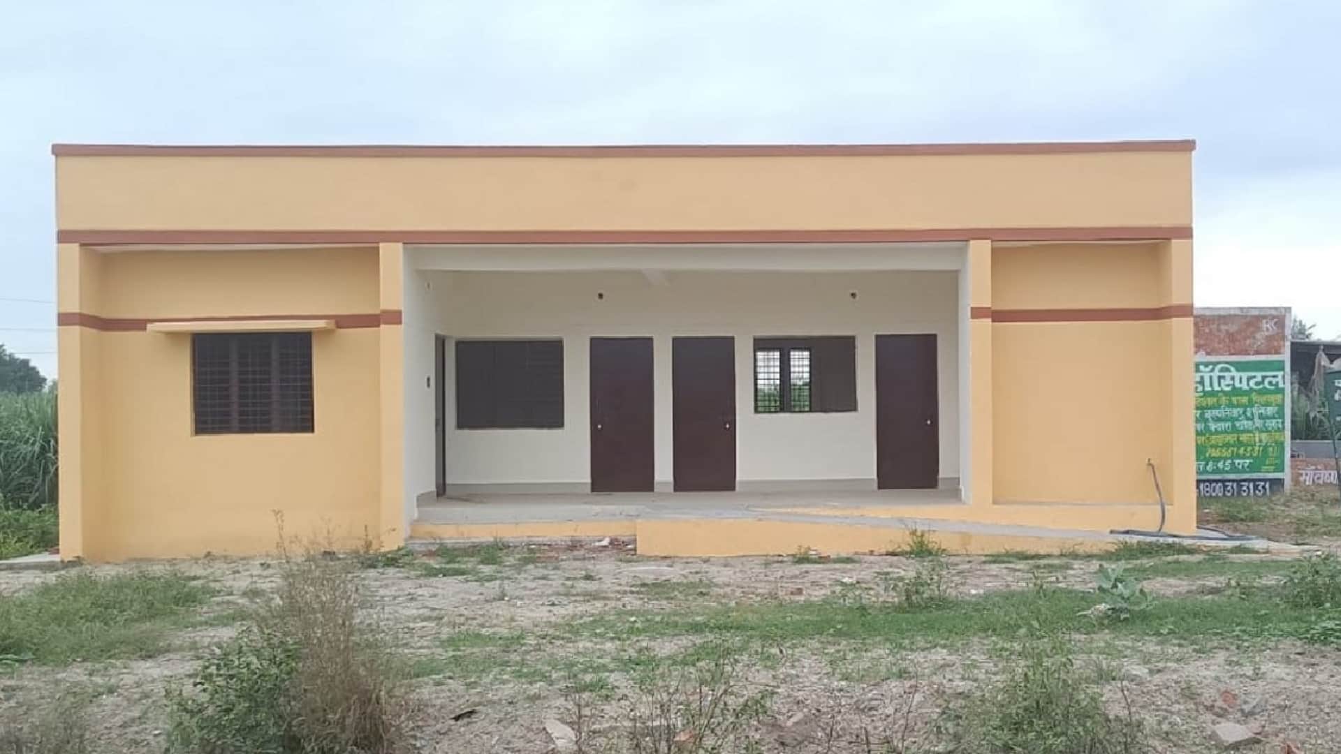 Baghpat: Students are studing in dilapidated schools, broken walls and trees coming out of the