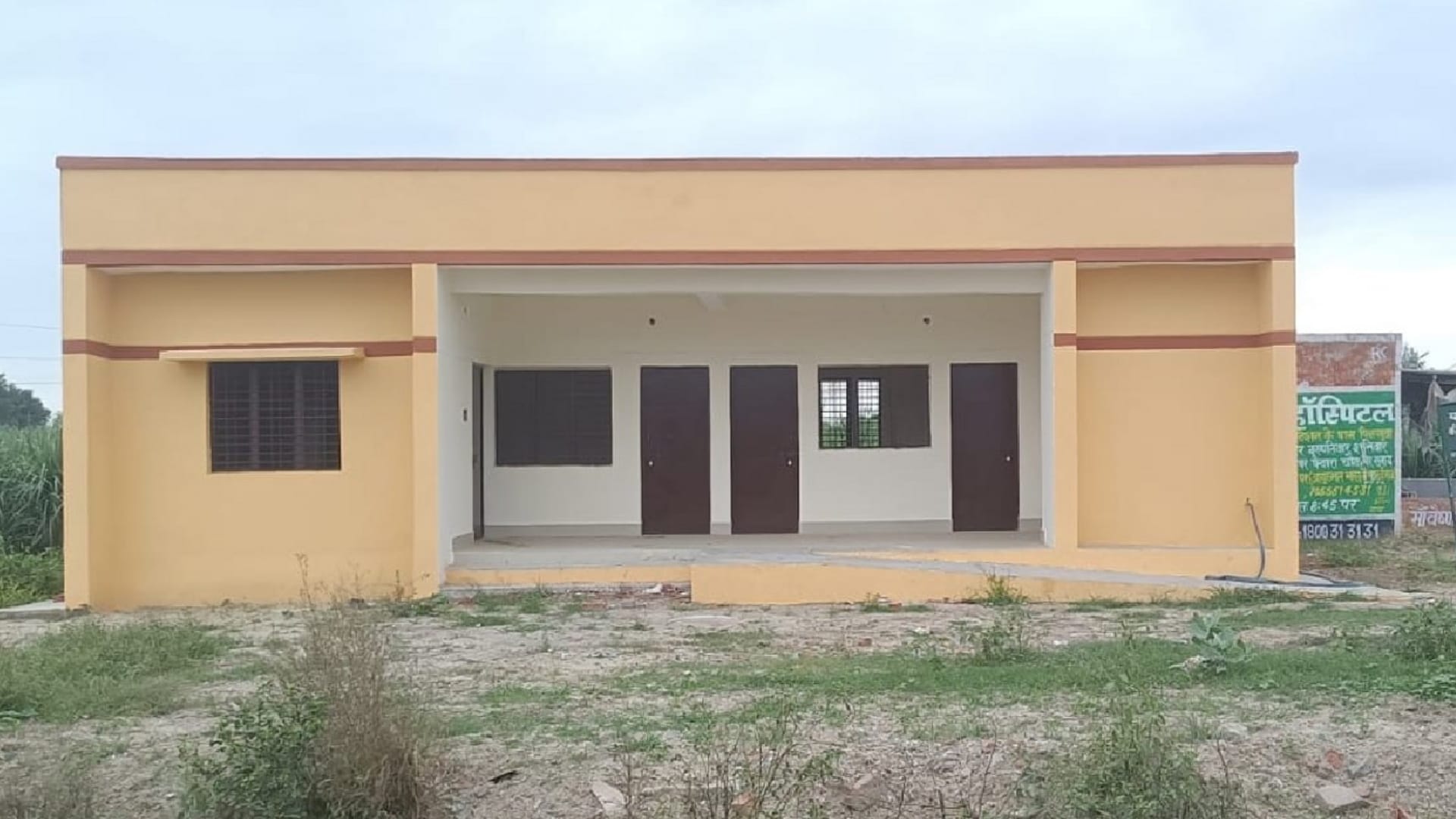 Baghpat: Students are studing in dilapidated schools, broken walls and trees coming out of the