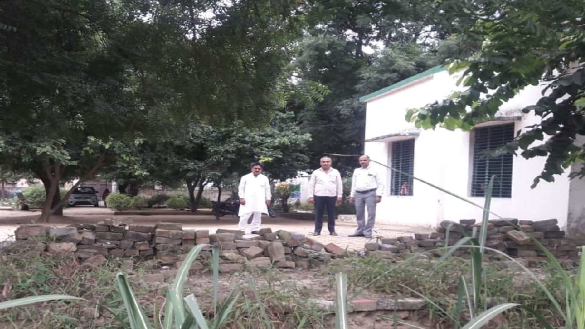 Baghpat: Students are studing in dilapidated schools, broken walls and trees coming out of the
