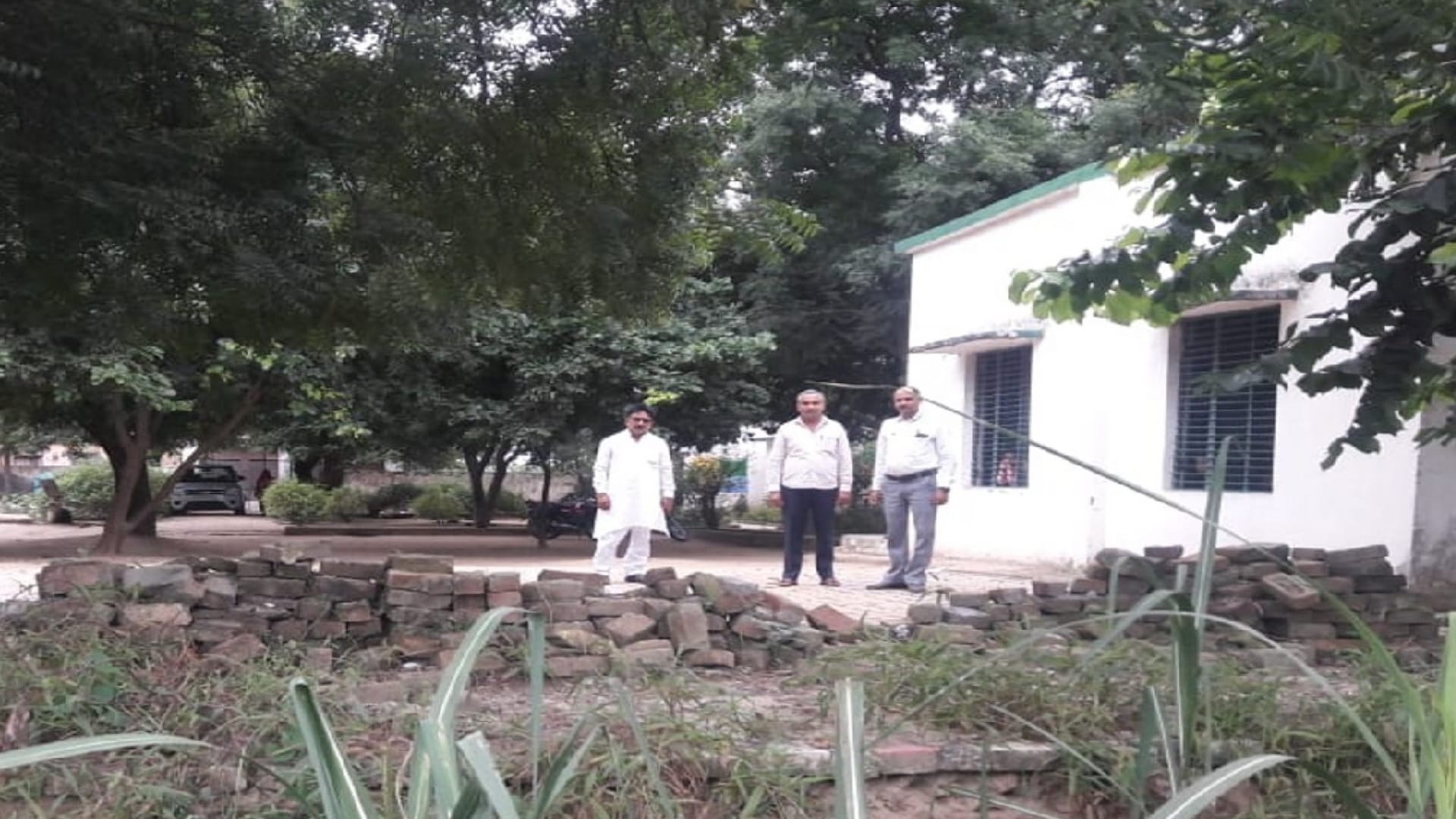 Baghpat: Students are studing in dilapidated schools, broken walls and trees coming out of the