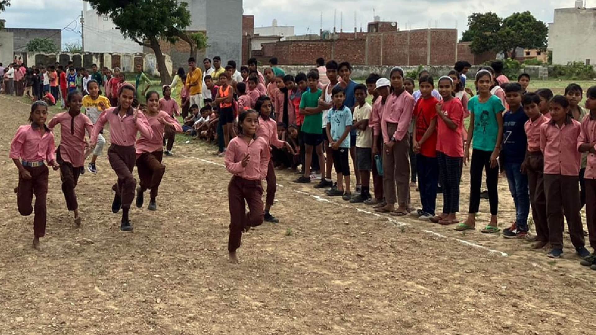 Baghpat: Students are studing in dilapidated schools, broken walls and trees coming out of the