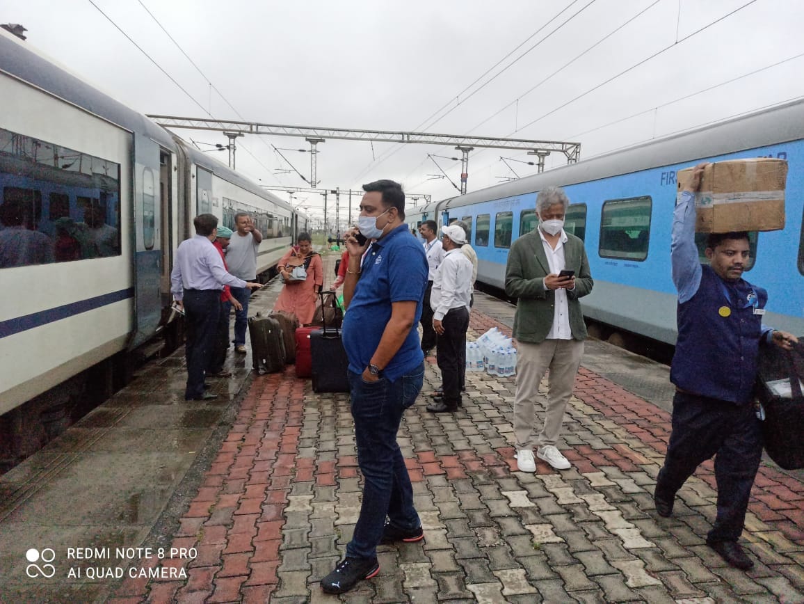 Railway: Vande bharat express got stuck due to technical fault