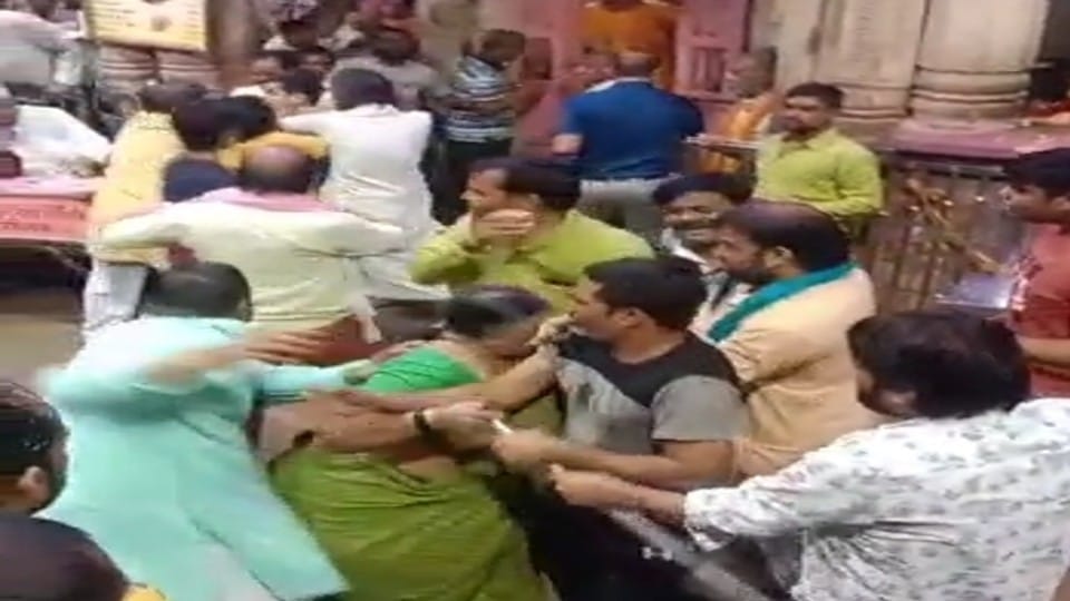 priests clashed in Jatipura Mukharbind temple of Govardhan in Mathura