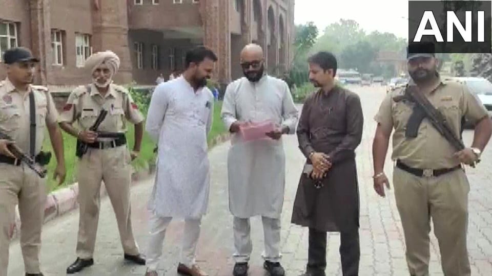 Actress Shehnaaz Gill father Santokh gill submitted complaint to police about threat call to him