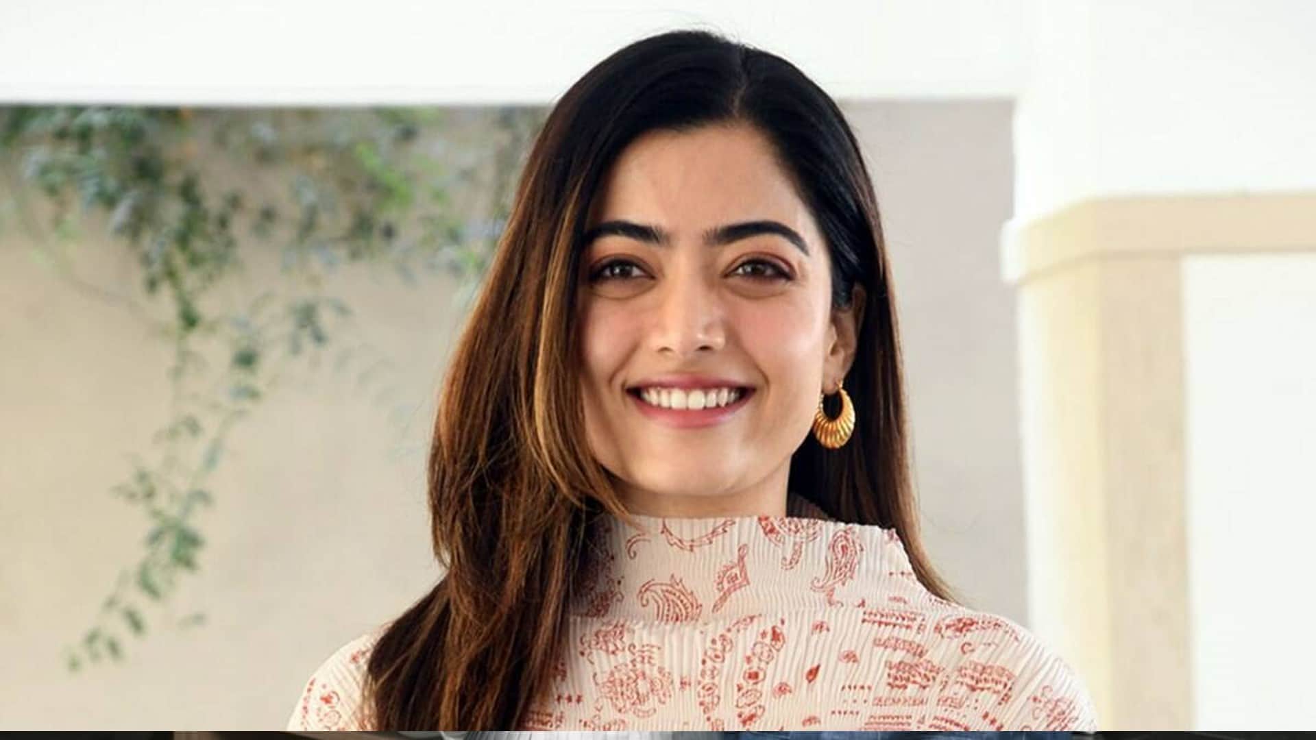 Rashmika Mandanna Post selfie on Social media fans seaching Vijay Deverakonda in Photo
