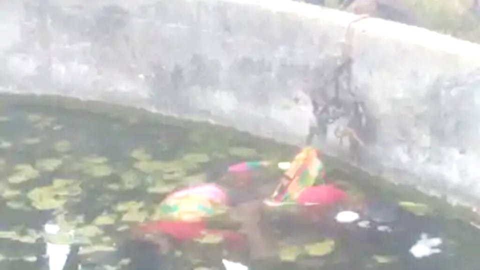 A woman jumped into a well after tying two children to her waist in Seoni