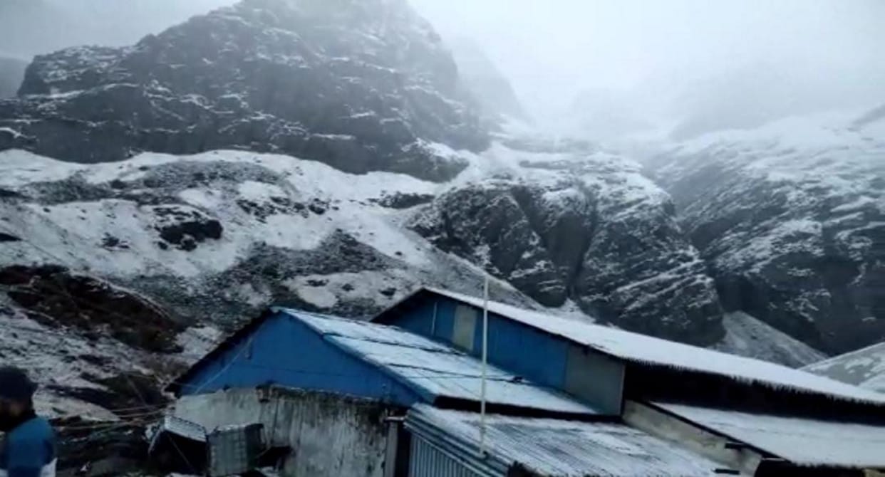 Snowfall in Uttarakhand hemkund Sahib kedarnath weather update news in hindi Watch photos