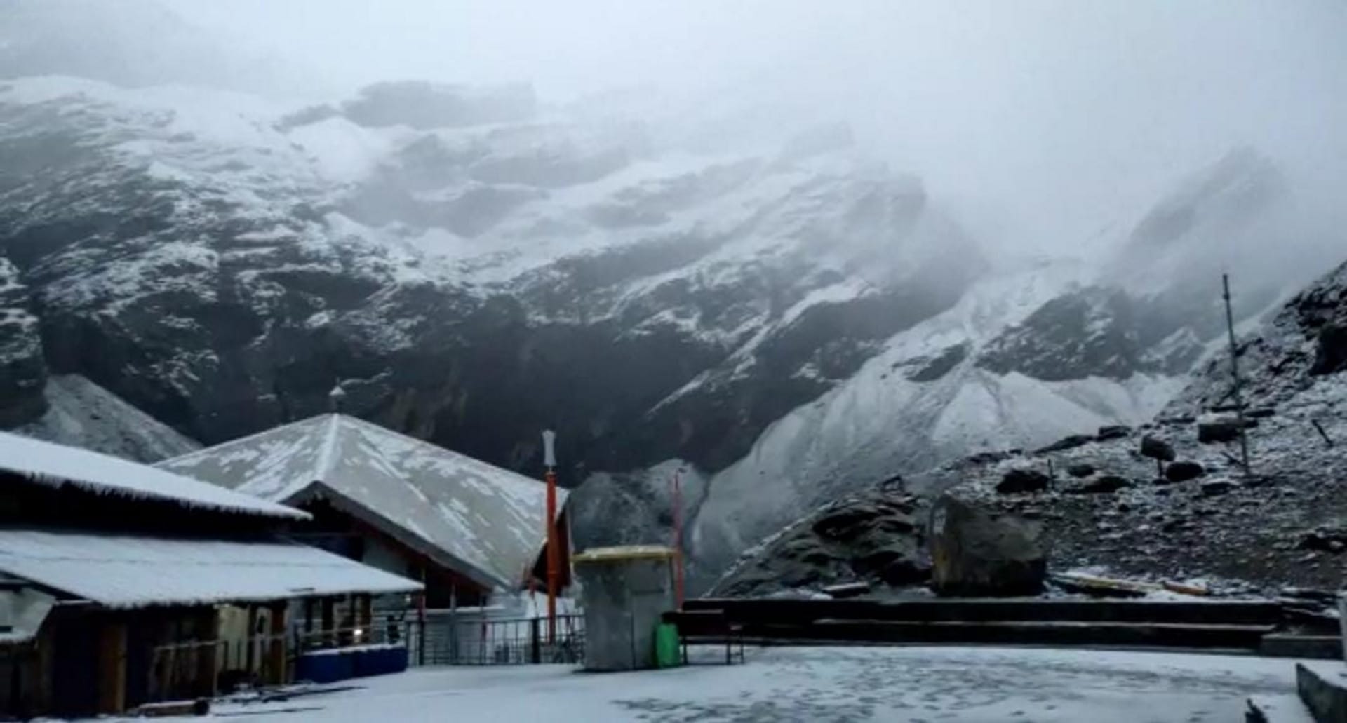 Snowfall in Uttarakhand hemkund Sahib kedarnath weather update news in hindi Watch photos