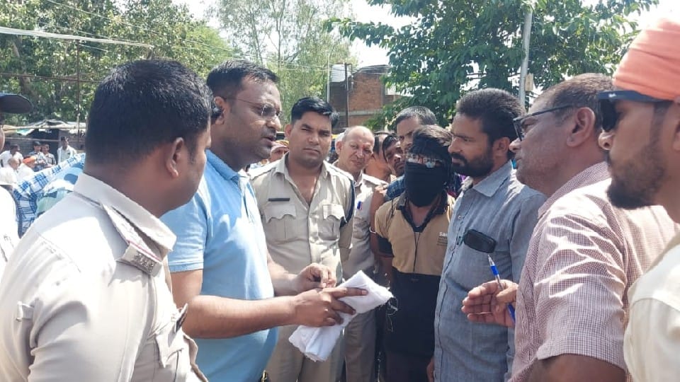 Villagers jam the Damoh-Sagar State Highway