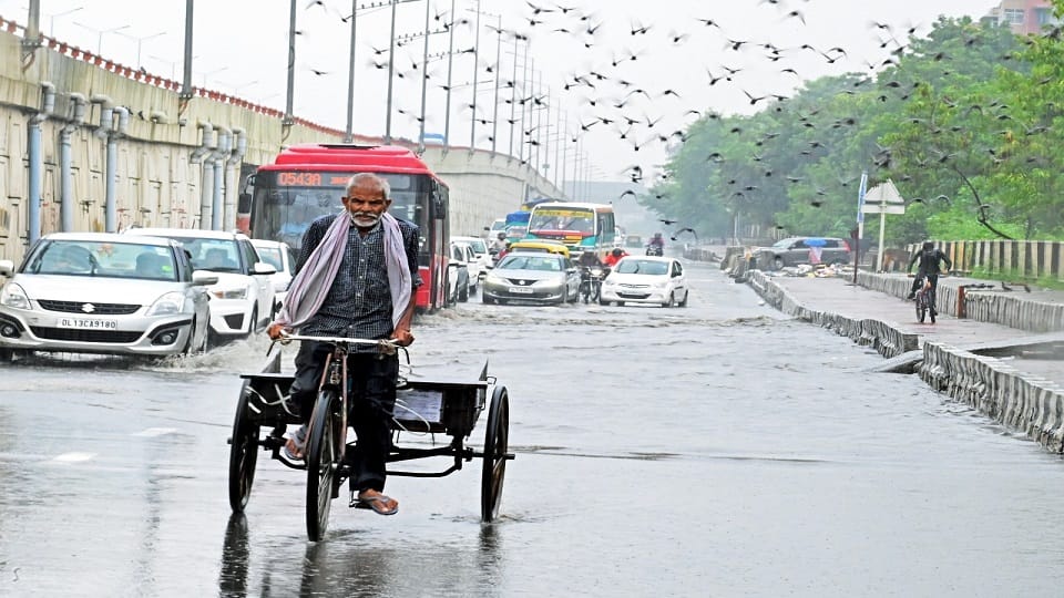 Rain continues in Delhi-NCR for 48 hours know how weather will be on Monday
