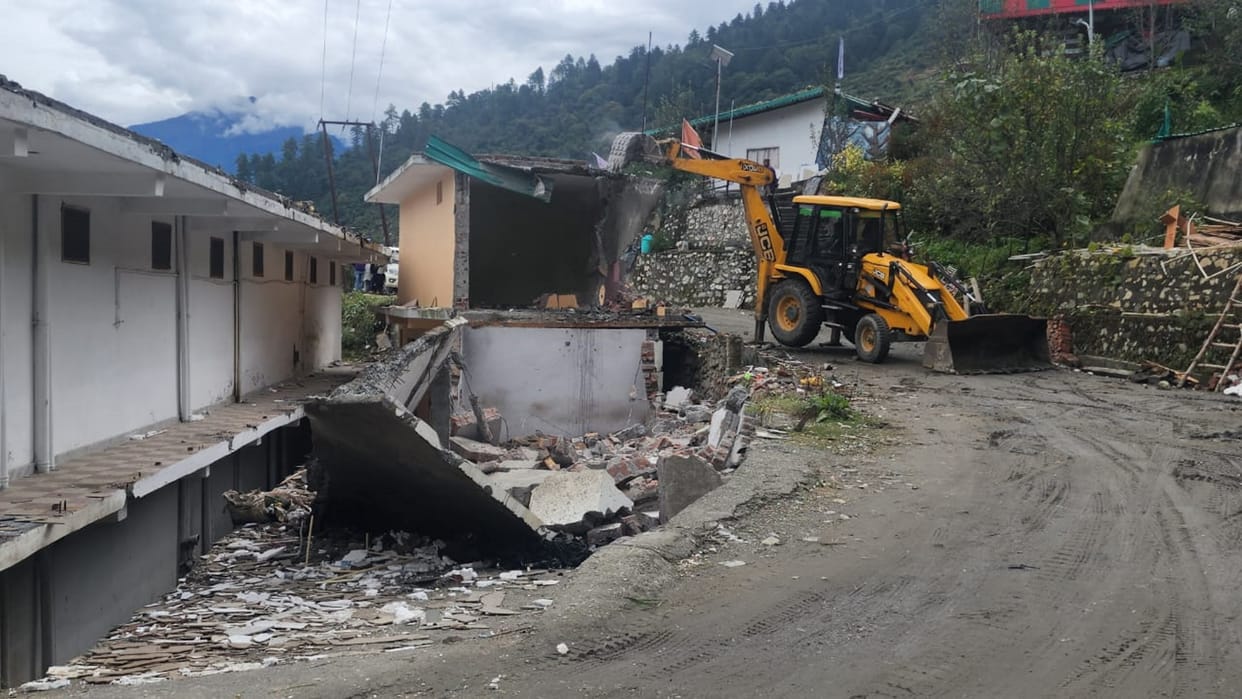 Bulldozers run on Hakam Singh resort and three buildings UkSSSC paper leak uttarakhand news in hindi