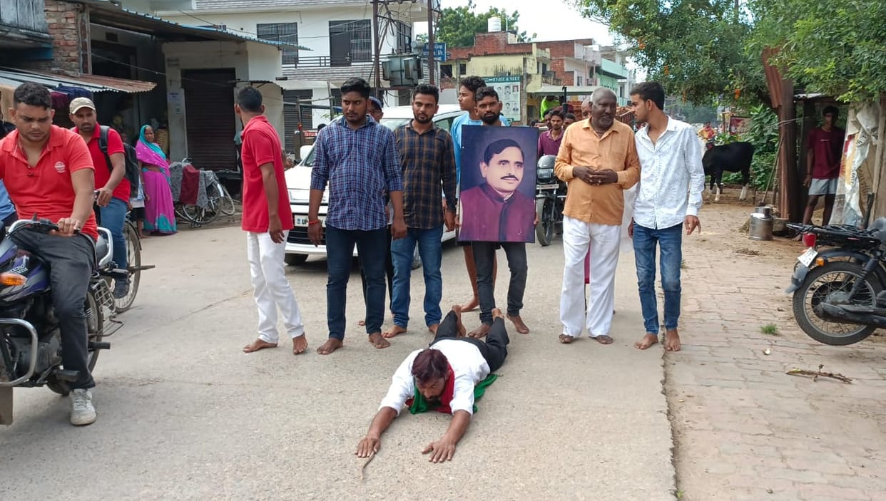 Mulayam Singh yadav health Samajwadi party worker started dandwat pranam yatra in varanasi