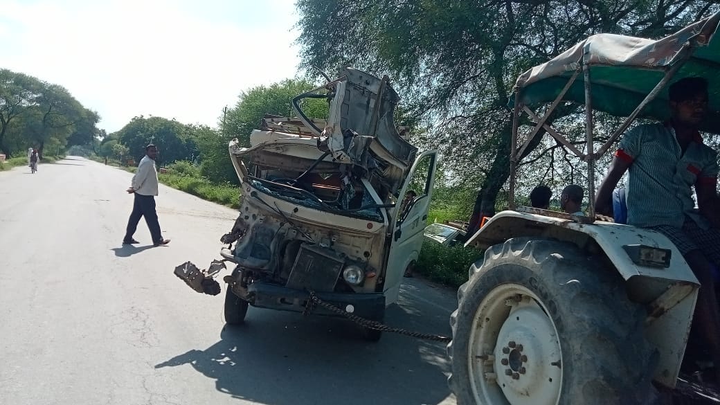 Road Accident in varanasi Magic and pickup collided both driver  injured
