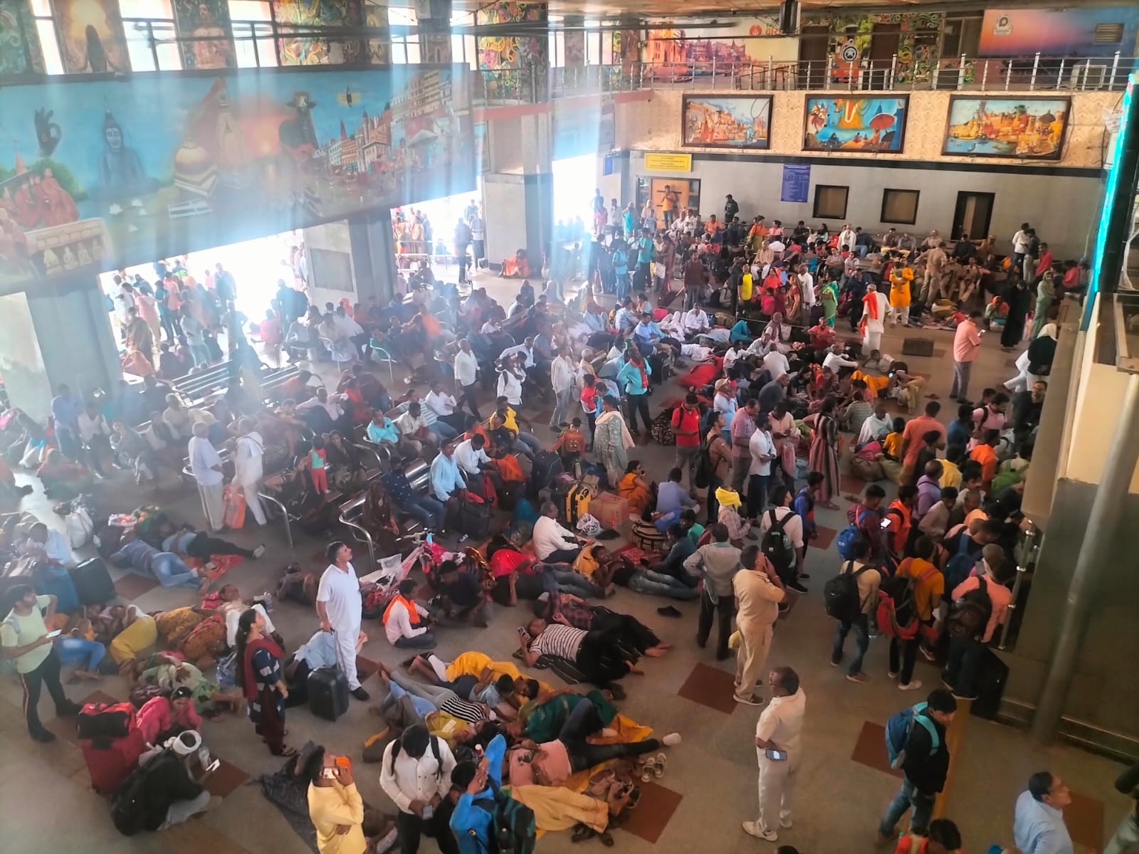 Vande Bharat Express Late Passengers upset at Varanasi Cantt station wrong mobile message gives tension