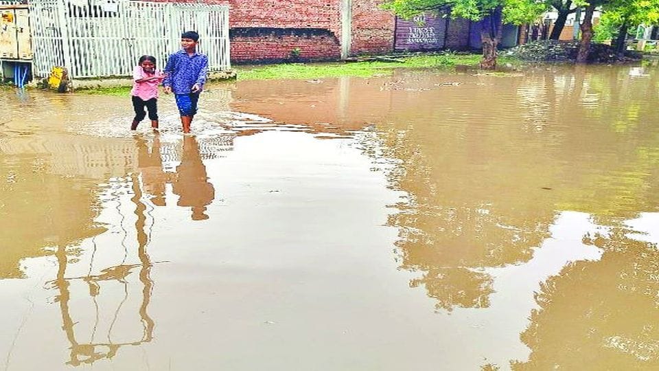 Rain Water filled up to two feet on the roads in Narakpuri, Nala Sarovar and Badboo Nagar in Agra