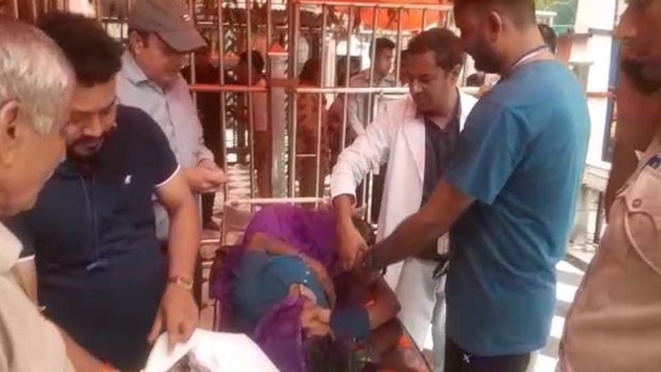 Woman health deteriorated due to crowd of devotees in Banke Bihari temple Vrindavan
