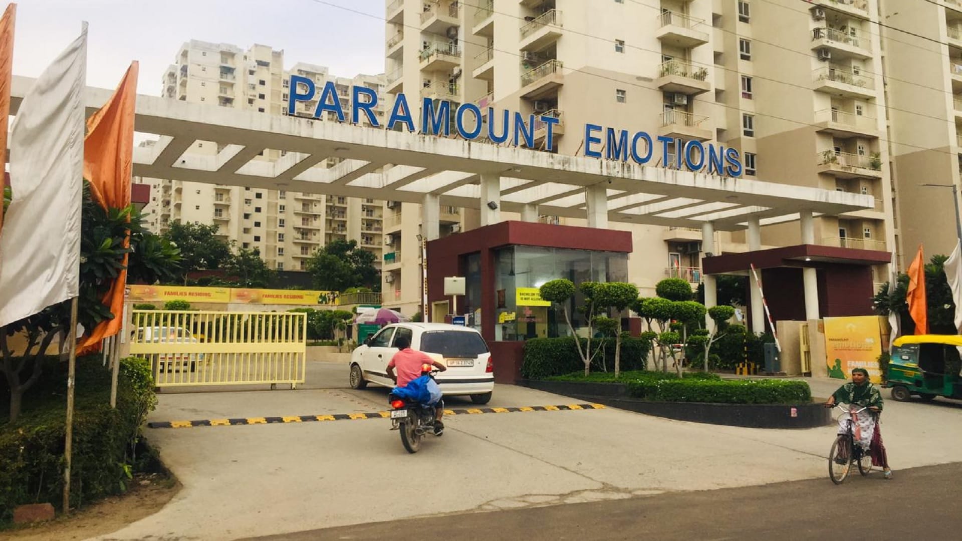 Greater Noida 11 year old boy trapped in lift of Paramount Emotions Society struggle seen in CCTV footage