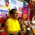 मंच से बोलते मंत्री