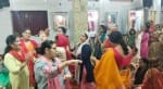 कृष्णानगर मंदिर में भजनों पर नृत्य करतीं महिलाएं।