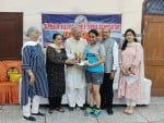 नाहन में टेबल टेनिस स्पर्धा की विजेता छात्रा को पुरस्कृत करते मुख्य अतिथि प्रो अमर सिंह चौहान। स?