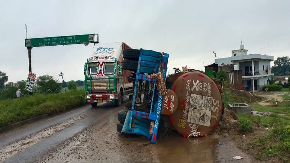 tanker divided into two parts on New Southern Bypass driver died in agra
