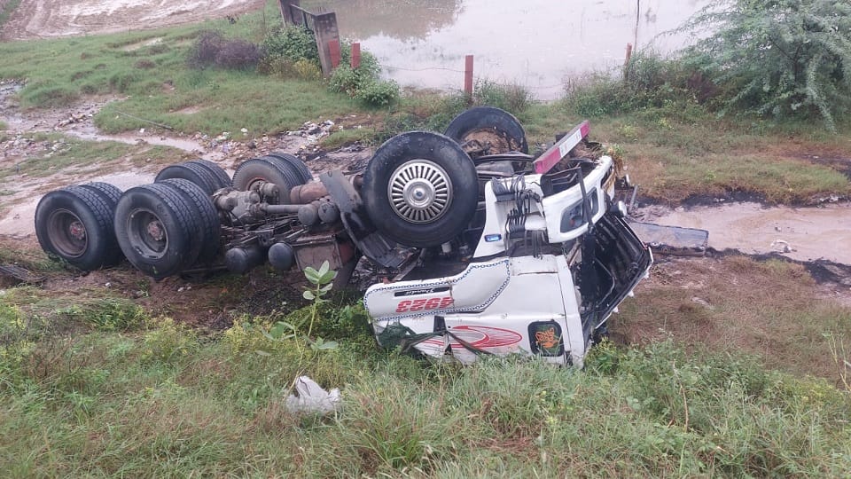 tanker divided into two parts on New Southern Bypass driver died in agra