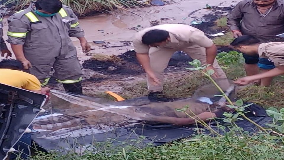 tanker divided into two parts on New Southern Bypass driver died in agra