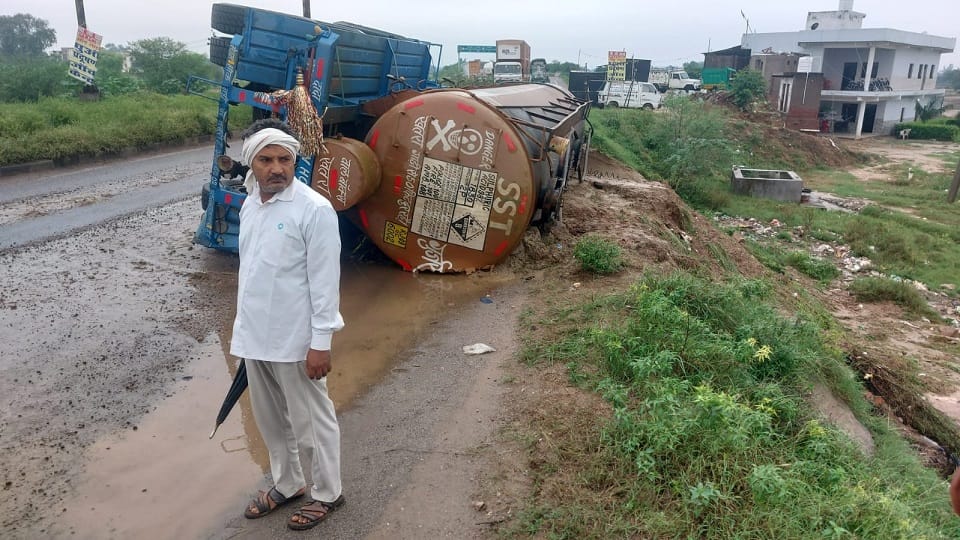 tanker divided into two parts on New Southern Bypass driver died in agra