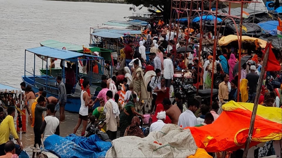 Sharad Purnima 2022 Devotees Take Holy Dip In Ganga
