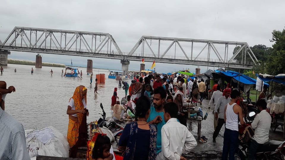 Sharad Purnima 2022 Devotees Take Holy Dip In Ganga
