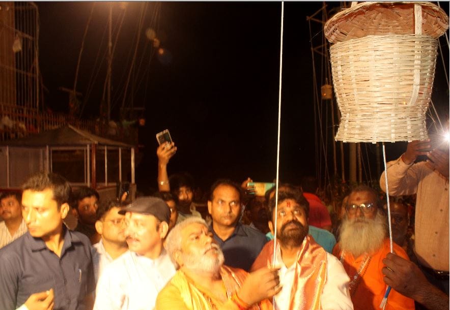 unique makeup of kashi begins Akashdeep In Varanasi For Memory Of Martyrs at ganga ghats