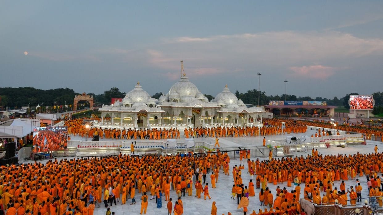 Jagadguru Kripalu ji was worshiped by offering 56 bhog after the abhishek in the morning.