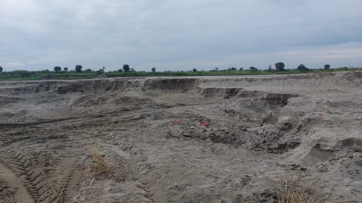 Illegal sand mining being done in Yamuna river near Aslampur Bartha