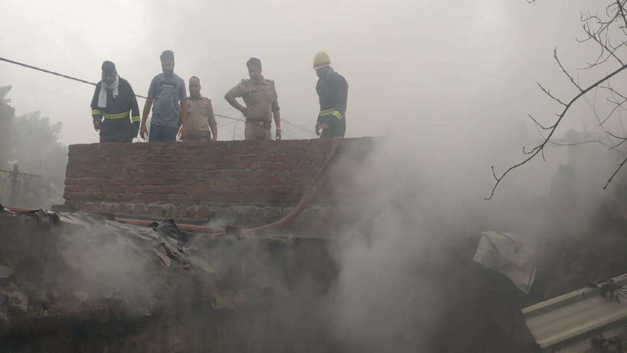Fire in a house due to short circuit in Bijnor roof collapsed due to cylinder burst