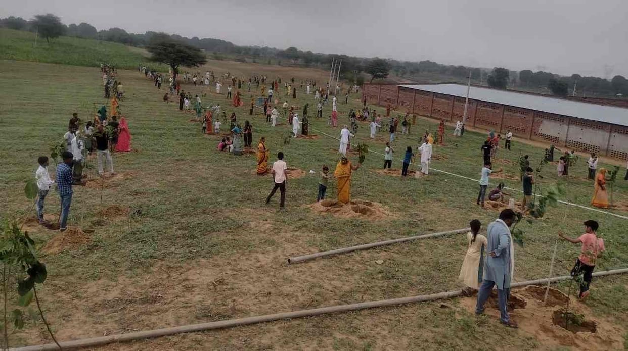 1600 members of 67 teams made a record by putting 1111 triveni in one minute