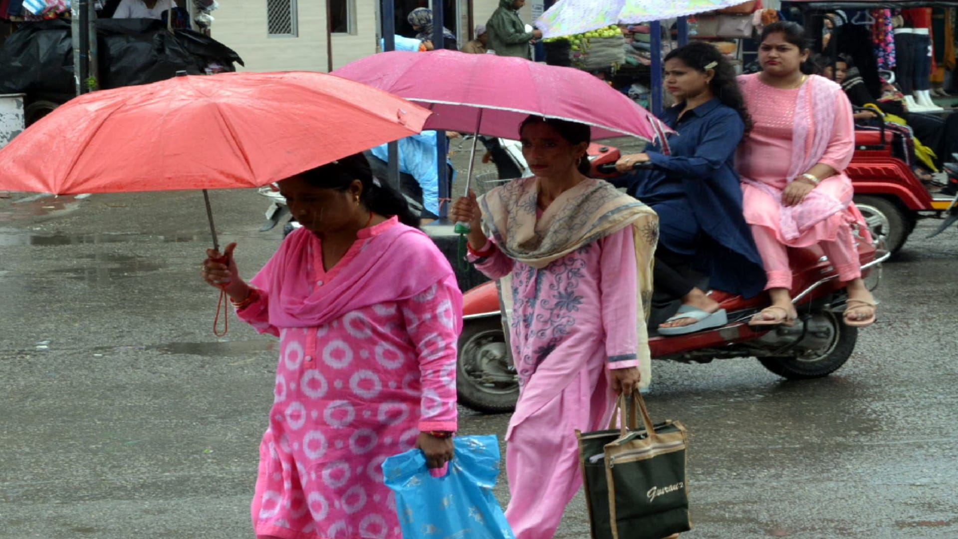 Rain : Four houses collapsed in meerut, 12 hours power cut, life disturbed, paddy-vegetable crops destroyed
