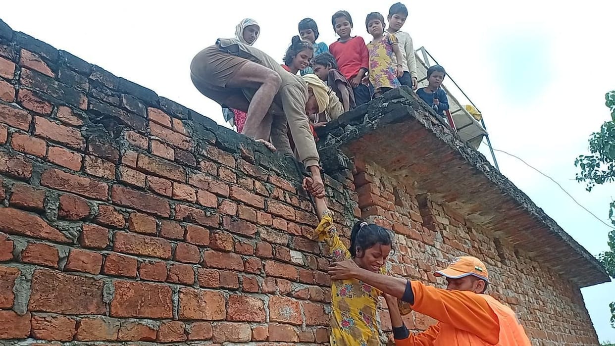 Two lakh people surrounded by floods, four drowned